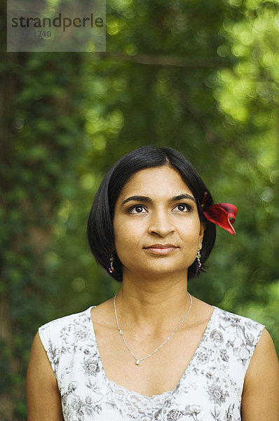 Indische Frau mit Blume im Haar