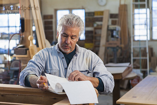 Hispanischer Handwerker bei der Arbeit im Atelier