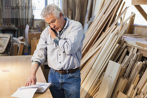 Hispanischer Handwerker bei der Arbeit im Atelier