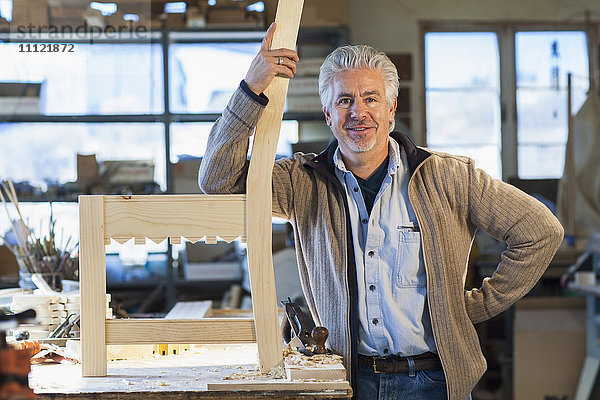 Hispanischer Handwerker im Atelier stehend