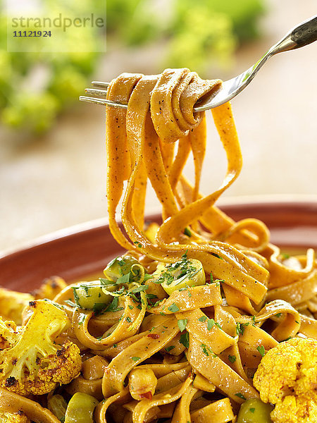 Linguini-Nudeln mit Chipotle und Kichererbsen
