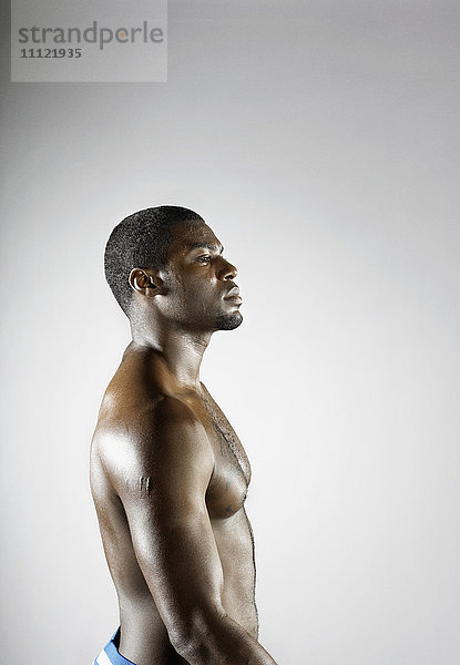 Afrikanischer Mann mit nacktem Oberkörper