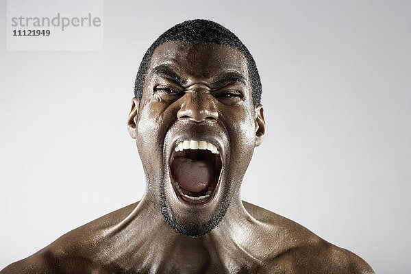 Wütender afrikanischer Mann schreit