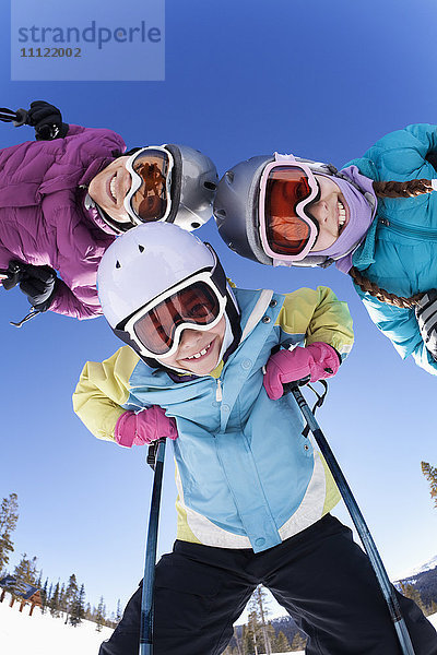 Grinsende Familie beim gemeinsamen Skifahren