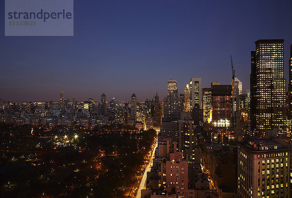 Sonnenuntergang und beleuchtete Stadtlandschaft  New York  New York  Vereinigte Staaten