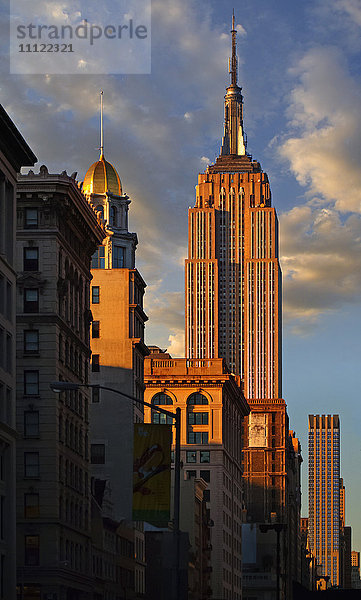 Wolkenkratzer und blauer Himmel  New York  New York  Vereinigte Staaten
