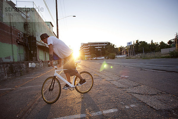 Mann macht Stunts auf dem Fahrrad auf einer Straße in der Stadt