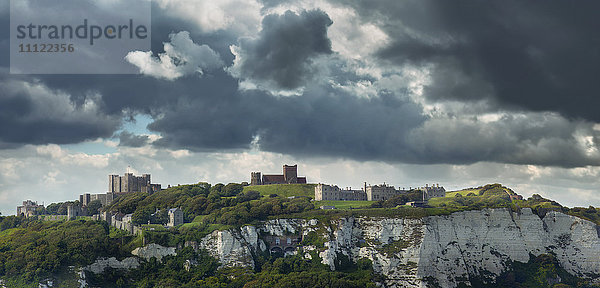 Auf weißen Klippen erbaute Stadt unter stürmischem Himmel  Dover  Kent  England