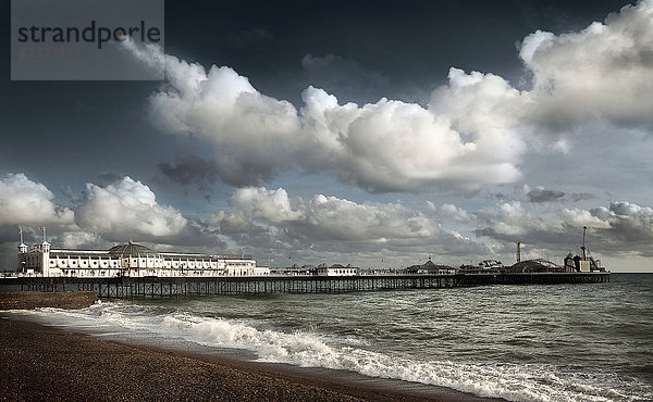 Wolken über Strandpromenade und Strand  Brighton  Sussex  England
