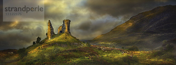Felsformationen in ländlicher Landschaft  Kyleakin  Isle of Skye  Schottland