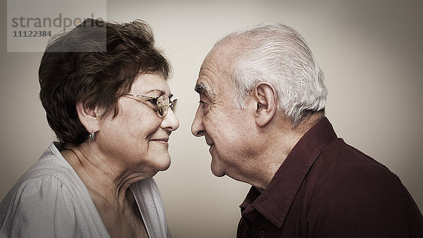 Älteres hispanisches Paar von Angesicht zu Angesicht
