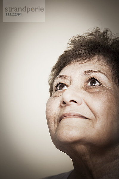 Lächelnde ältere hispanische Frau