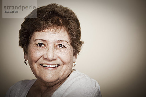 Lächelnde ältere hispanische Frau