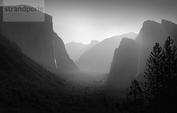 Felsformationen in nebliger Landschaft  Yosemite  CA  Vereinigte Staaten