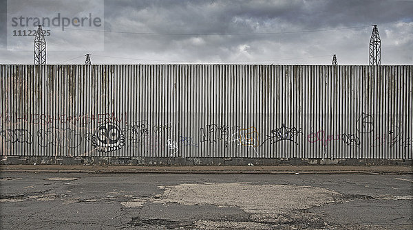 Graffiti auf städtischer Metallwand