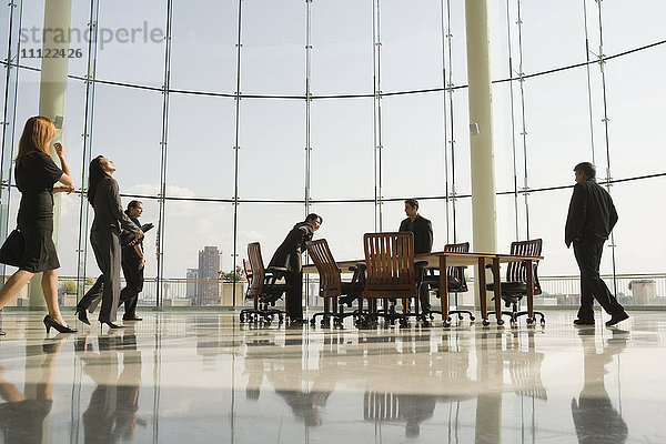 Geschäftsleute im Konferenzraum für eine Besprechung