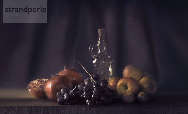 Obst und Flasche auf dem Tisch