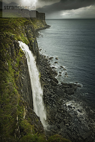 Wasserfall über ländlicher Küstenlinie  Staffin  Isle of Skye  Schottland