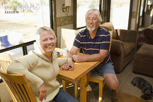 Älteres kaukasisches Paar sitzt im Wohnmobil