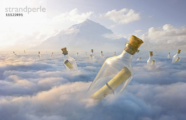 In den Wolken schwebende Flaschenbotschaften