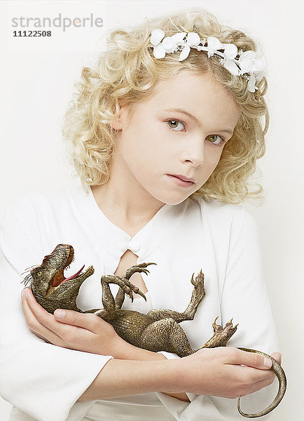 Mädchen wiegt Baby-Dinosaurier
