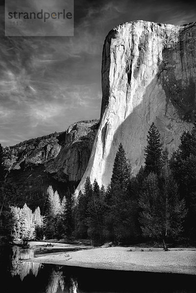 Felsformationen über einem stillen ländlichen See  Yosemite  Kalifornien  Vereinigte Staaten