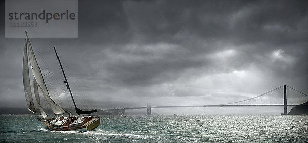 Kippende Boote in der städtischen Bucht  San Francisco  Kalifornien  Vereinigte Staaten