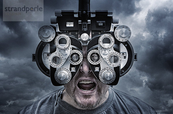 Illustration eines Mannes  der durch ein optometrisches Gerät schaut