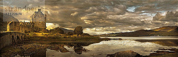 Burg und stiller ländlicher See  Isle of Skye  Isle of Skye  Schottland