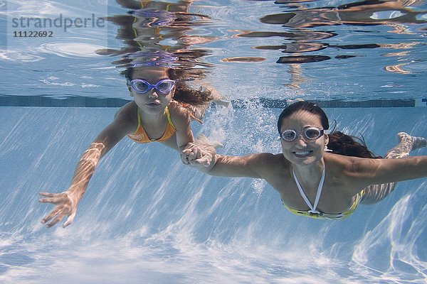 Mutter und Tochter schwimmen im Schwimmbad