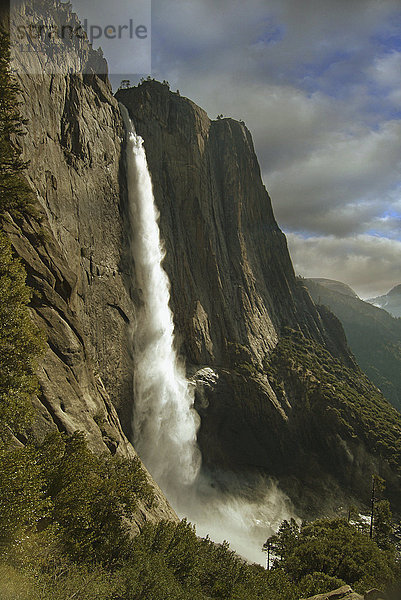 Wasserfall über Felsformationen  Yosemite  Kalifornien  Vereinigte Staaten
