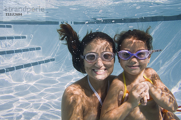 Mutter und Tochter schwimmen im Schwimmbad