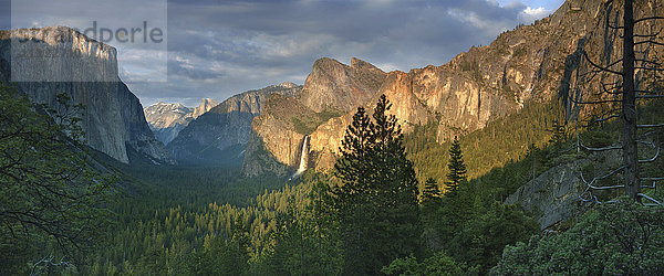 Felsige Berge mit Blick auf ein ländliches Tal  Yosemite  Kalifornien  Vereinigte Staaten