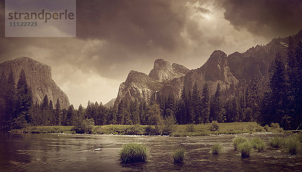 Klippen mit Blick auf die ländliche Landschaft  Yosemite  Kalifornien  Vereinigte Staaten