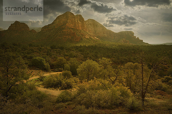 Klippen mit Blick auf die ländliche Landschaft  Sedona  Arizona  Vereinigte Staaten