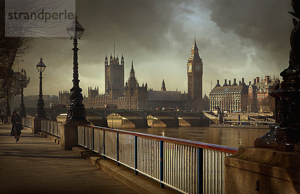 Londoner Stadtsilhouette und Stadtbrücke  London  England