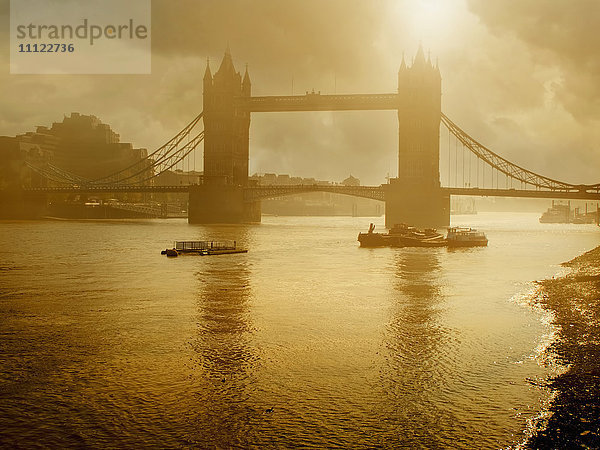 Silhouette der Tower Bridge  London  England