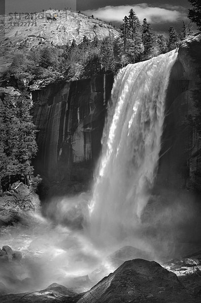 Wasserfall und felsiger Fluss  Yosemite  Kalifornien  Vereinigte Staaten