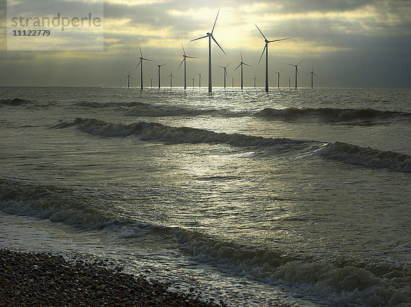 Windkraftanlagen im Meer  Brighton  Sussex  England