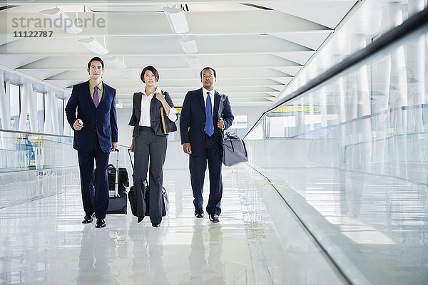 Multiethnische Geschäftsleute auf dem Flughafen