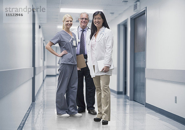 Lächelnde Ärzte und Krankenschwester im Krankenhaus