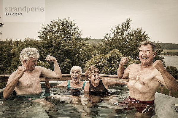 Ältere kaukasische Paare entspannen sich im Schwimmbad
