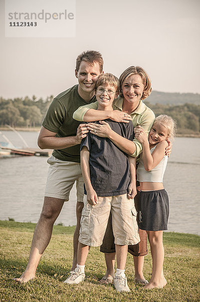 Kaukasische Familie lächelnd in ländlicher Landschaft