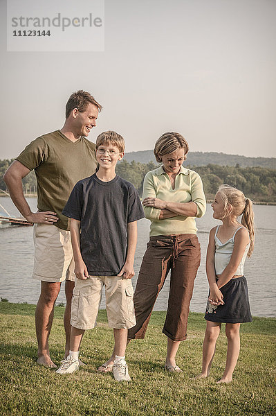 Kaukasische Familie lächelnd in ländlicher Landschaft