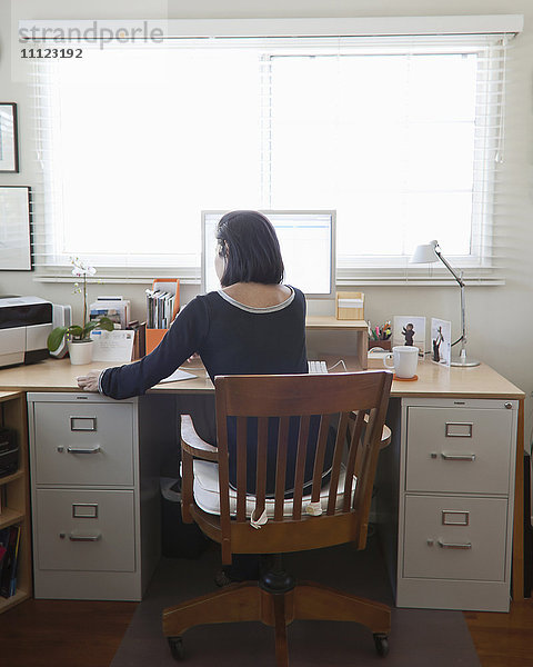 Hispanische Frau arbeitet im Home Office