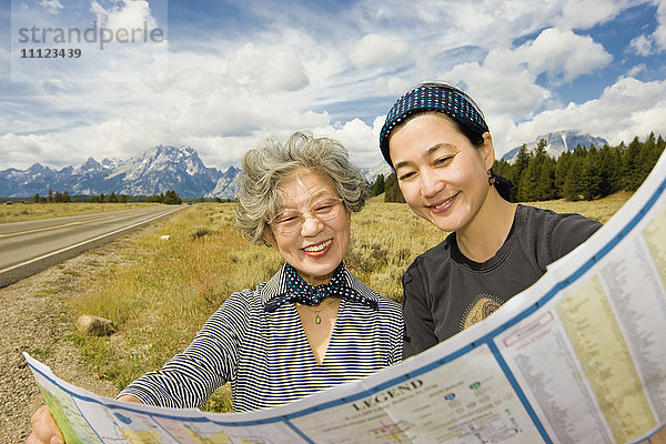 Japanische Mutter und Tochter mit Blick auf die Karte