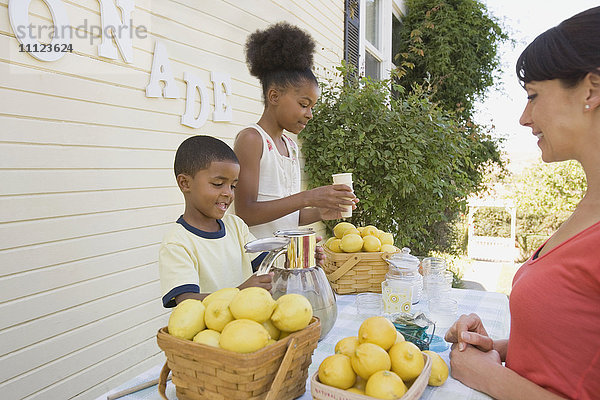 Kunde am Limonadenstand