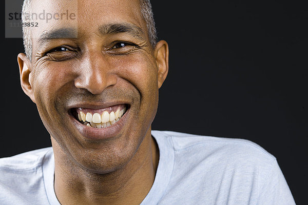 Lächelnder afroamerikanischer Mann