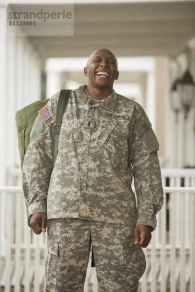 Afrikanischer Mann in Militäruniform lachend