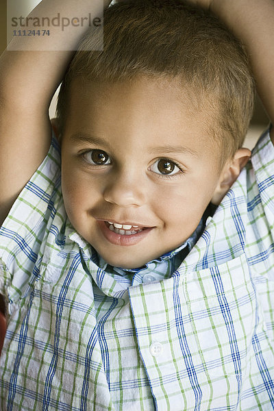 Porträt eines lächelnden gemischtrassigen Jungen
